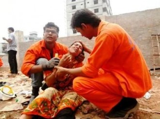 Adventist volunteers trying to console a woman found after 3 days in a rescue operation after Rana Plaza, a garment factory in Savar, Bangladesh collapsed on April 24. [photo by Flabian Shaikat Sikder]